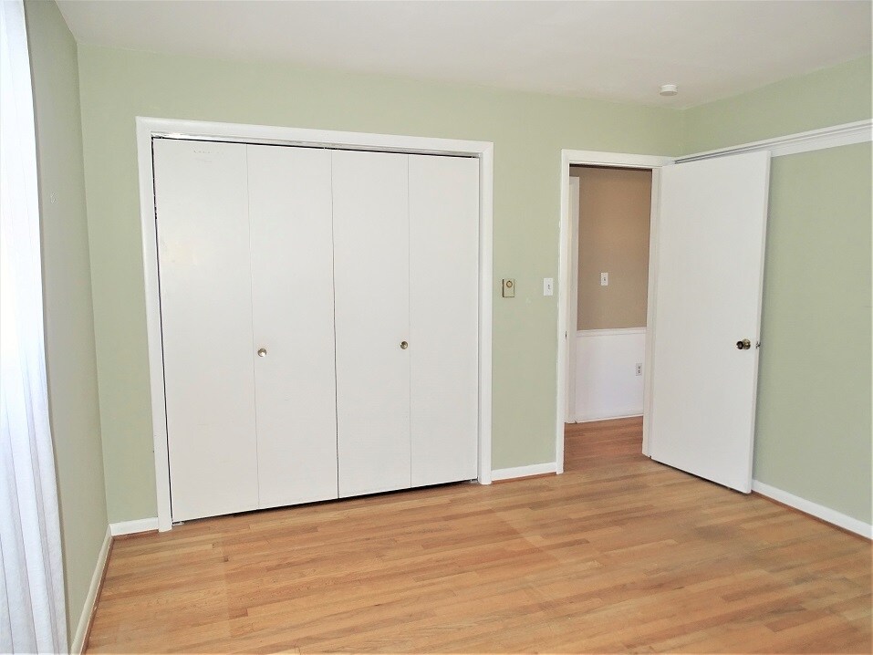 Building Photo - 1357 E Oregon Rd