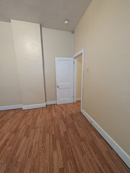 Building Photo - 411 W Diamond Ave