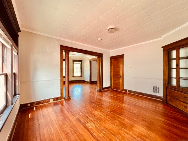 Building Photo - 118 Sutton Ave