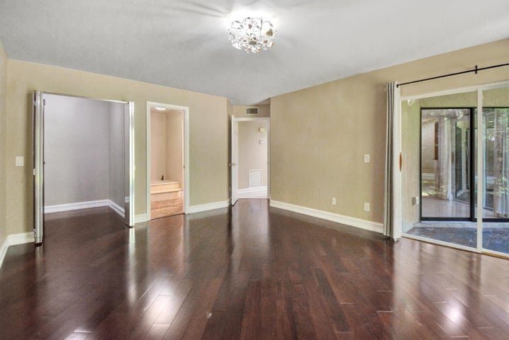 Building Photo - 5590 Coach House Cir