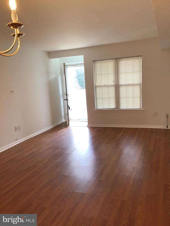 Building Photo - 45011 Bennett Pl