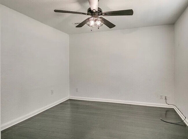 Building Photo - Fully Remolded 2bed/2bath with a Versatile...