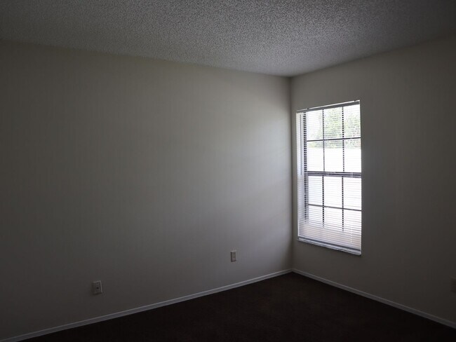 Building Photo - 3 Bedroom 2 Bath 2 Car Garage Deltona