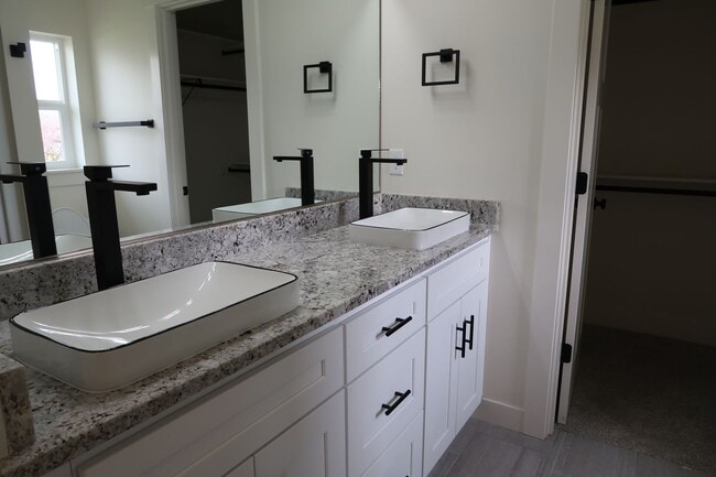 Building Photo - Seven Oaks Luxury Duplexes - New, Light, Bright, and Spacious!!