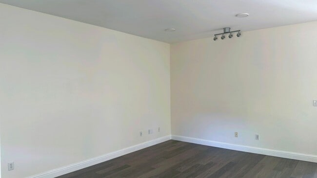 Building Photo - 2 Bedroom 2 Bathroom located in Redbridge