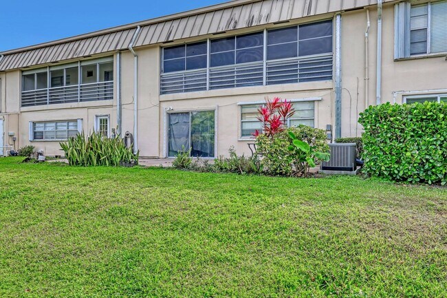 Building Photo - 10789 N Military Trl