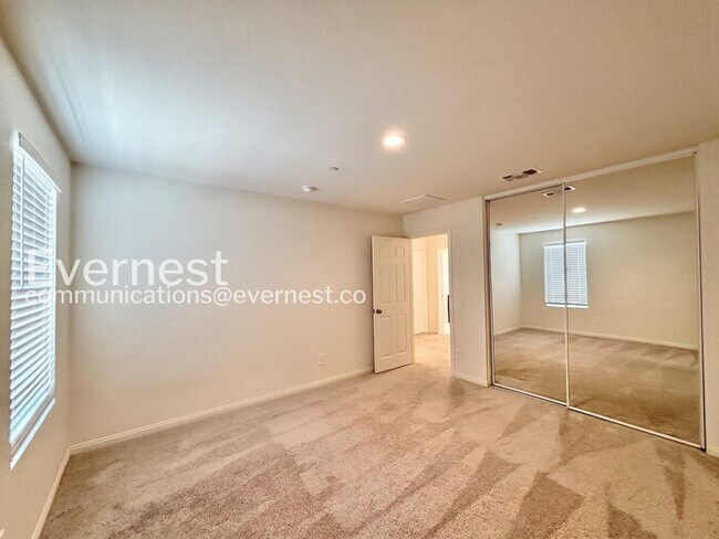 Building Photo - 4 Bed/3 Bath Home with Fenced Yard & Garage / Vouchers Accepted / Available Now!