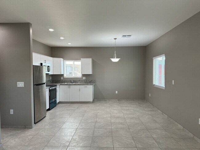 Building Photo - Beautiful Modern 3Bdm 2Ba Home, Easy Access to I-10, Must See!