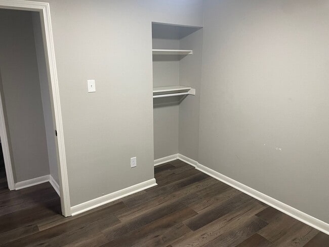 Building Photo - 2 Bedroom 1 Bath Duplex Utilities Included