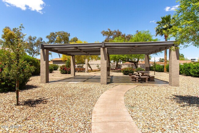 Building Photo - 1402 E Guadalupe Rd