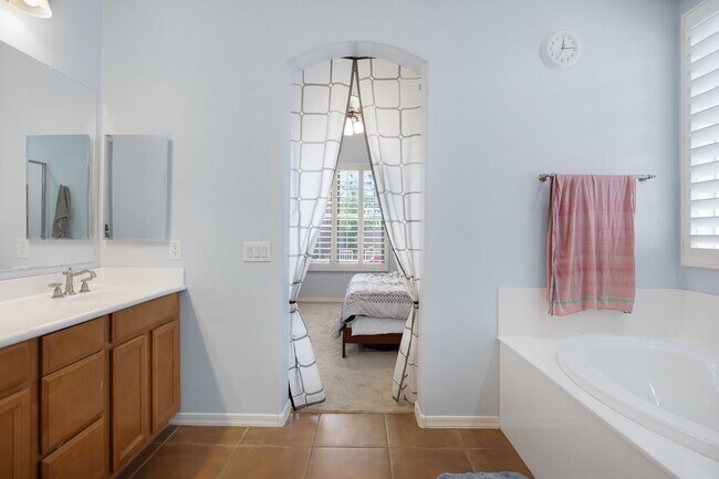 Building Photo - Charming Home with heated Pool & Spa! Amaz...