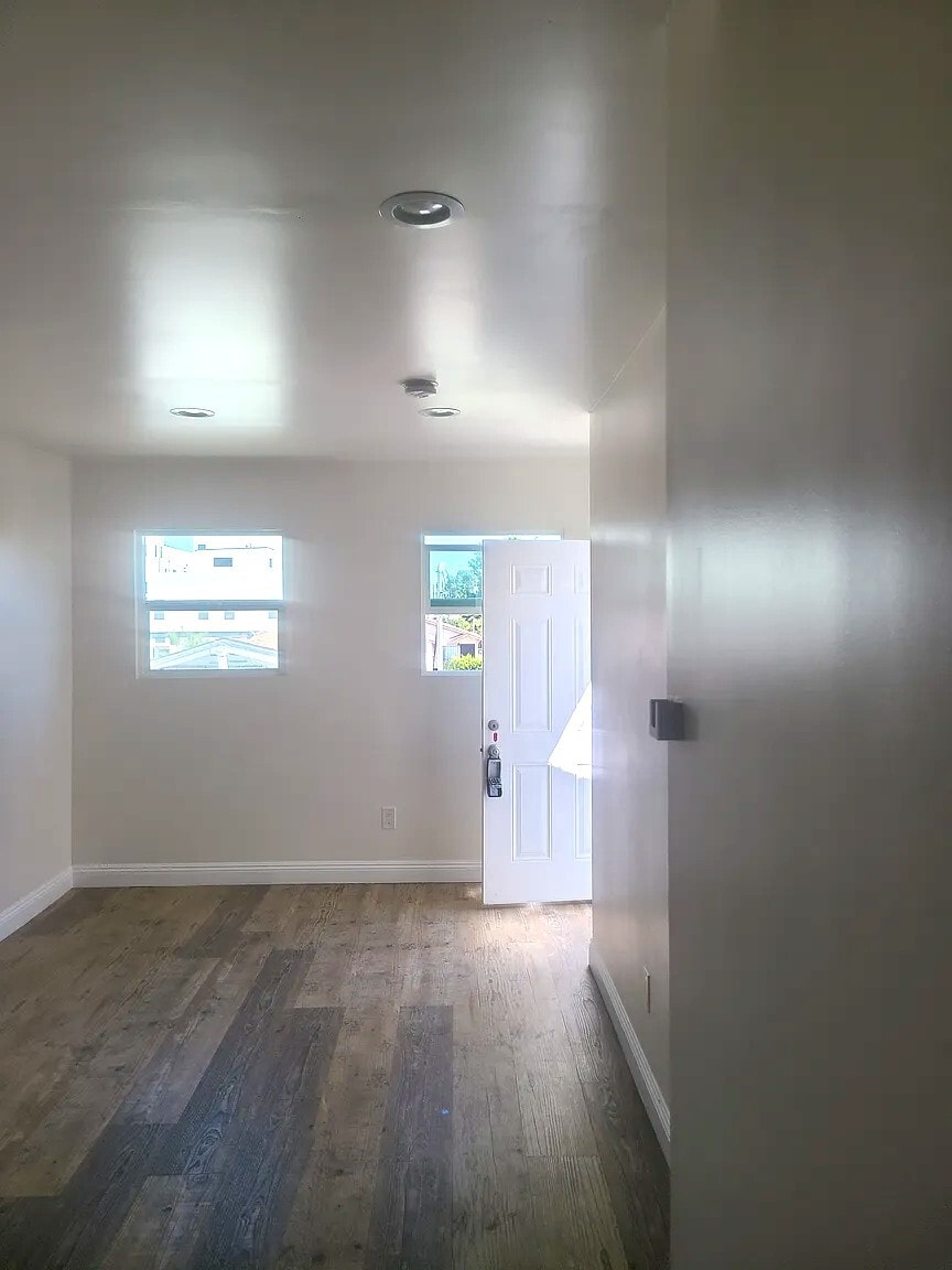 Building Photo - 1256 1/2 Rolland Curtis Pl