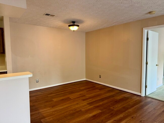 Building Photo - 90 Creekwood Dr