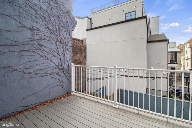 Building Photo - 418 S 15th St