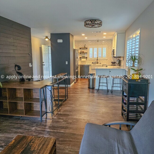 Building Photo - Exquisitely Updated Condo - Must See