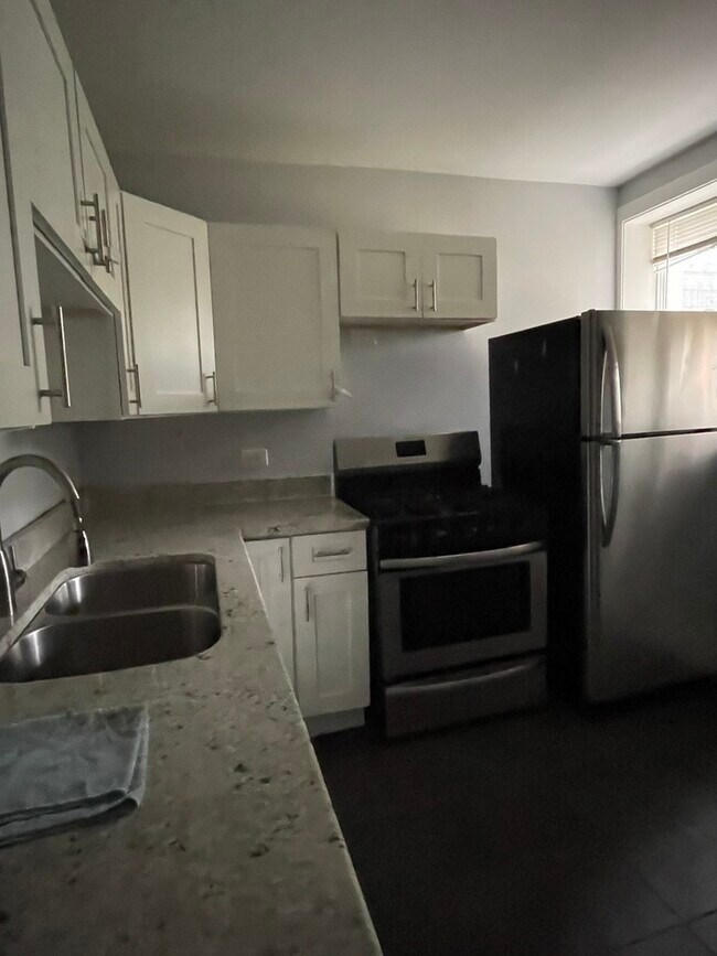 Building Photo - 851 N Mozart St