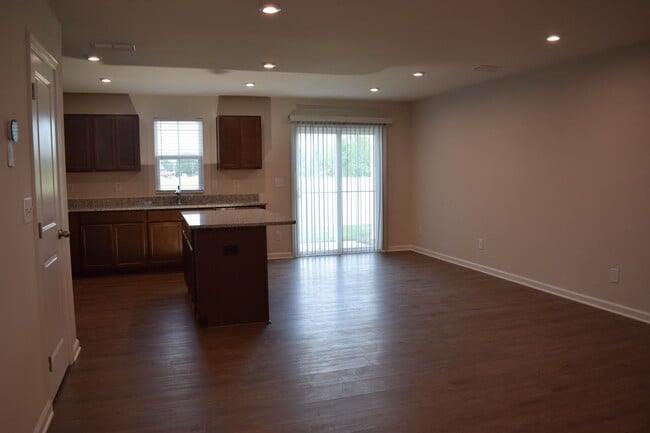 Building Photo - Modern 3-Bedroom Townhome in Desirable Bear Park