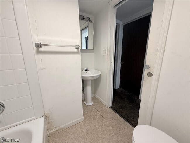 Building Photo - 1433 Kenmore Blvd