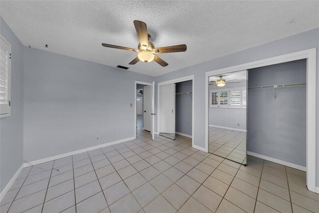 Building Photo - 608 NE 21st Ct