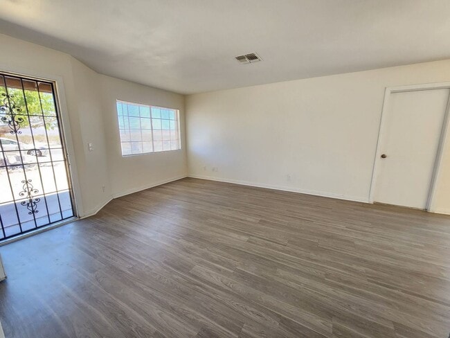Building Photo - 3 Bedroom home ready for move in!