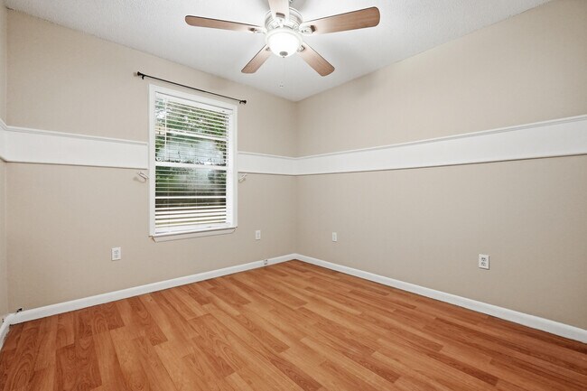 Building Photo - 310 Redwood Ave