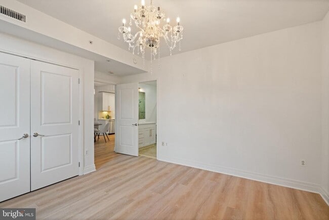 Building Photo - 8220 Crestwood Heights Dr