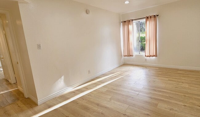 Building Photo - Beautiful 2 Bedrooms, 1 Bath Condo in Grea...