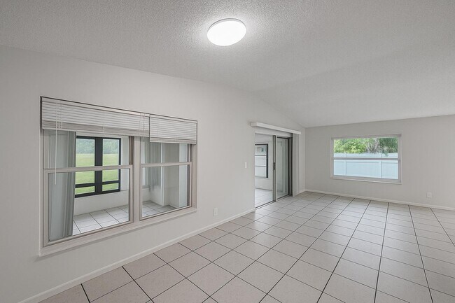 Building Photo - 646 SW 20th Ct