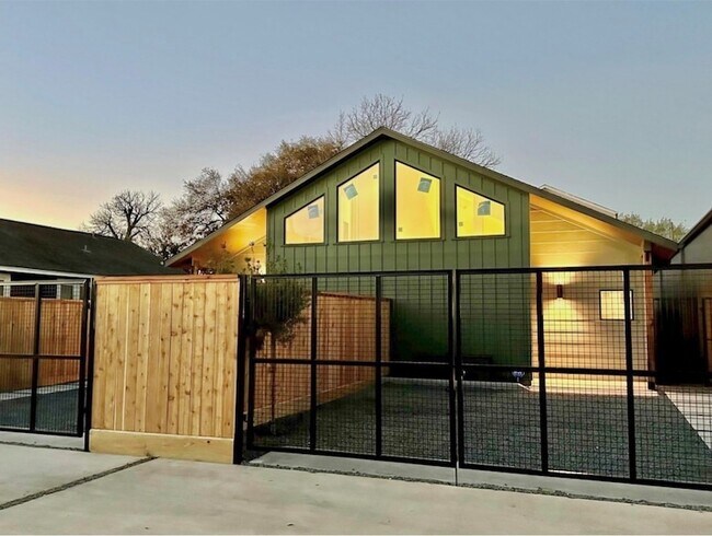 Building Photo - 1717 Airline Dr