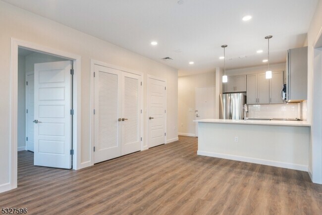 Building Photo - 515 Union Blvd