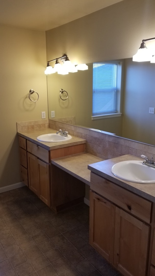 Building Photo - VIDEOTOUR: Stunning Home with Lots of Spac...