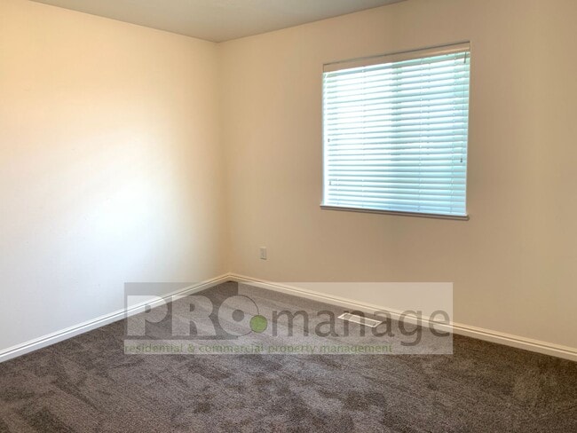 Building Photo - 2 Bed / 2 Bath Townhome w/ 2 Car Garage - ...
