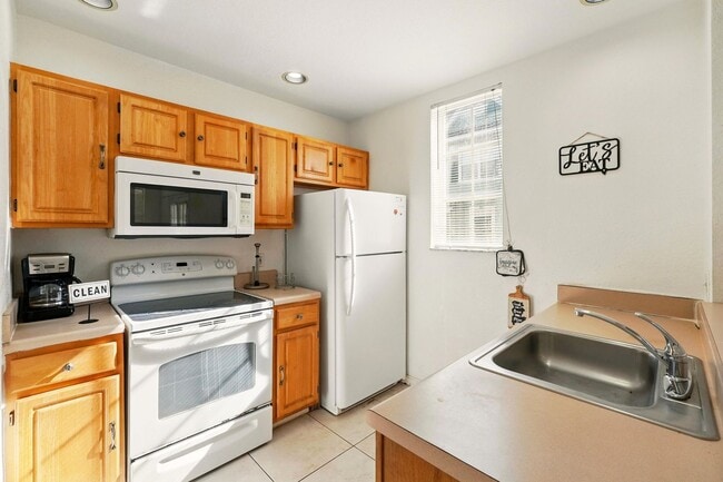 Building Photo - Charming and Spacious 4-Bedroom, 3-Bathroom Fully Furnished Townhome  in the Sought-After Venetia...