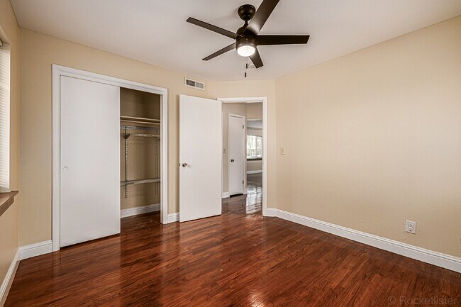 Building Photo - Lovely 5 Bed  / 2 bath in Boston Heights