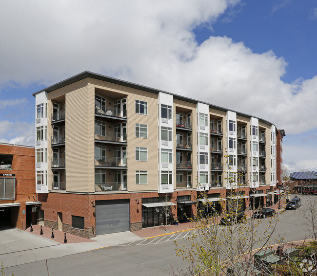 Building Photo - Putnam Pointe & Lofts