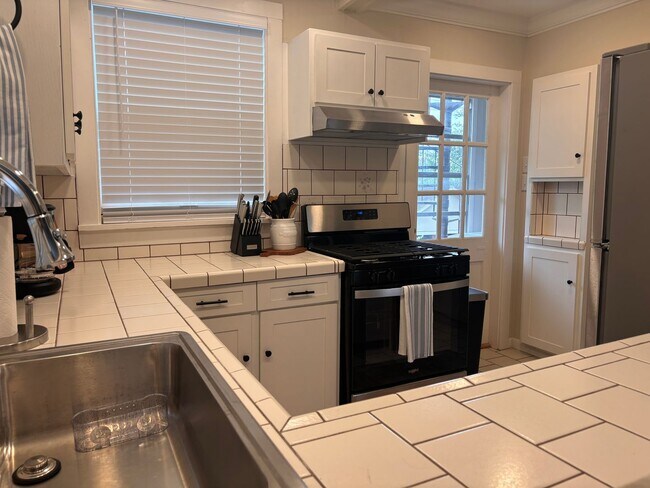 Building Photo - 217 Thayer St