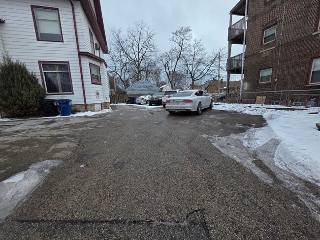 Building Photo - Racine Cozy 1BR / 1BA Apartment | Off-Street Parking + Appliances +  Walk-In Shower