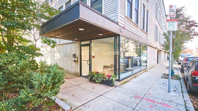Building Photo - 337 W 2nd St