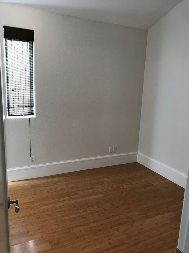 Building Photo - 2 Bedroom 2 bath Downtown Unit with $500 O...