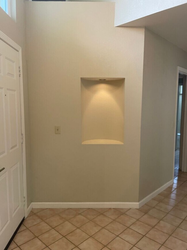 Building Photo - 4 bedroom 3 full bath Windsor Home!