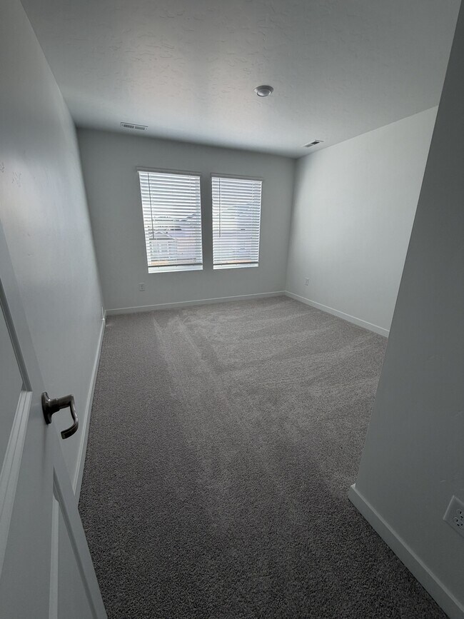 Building Photo - 273 Lightning Ave