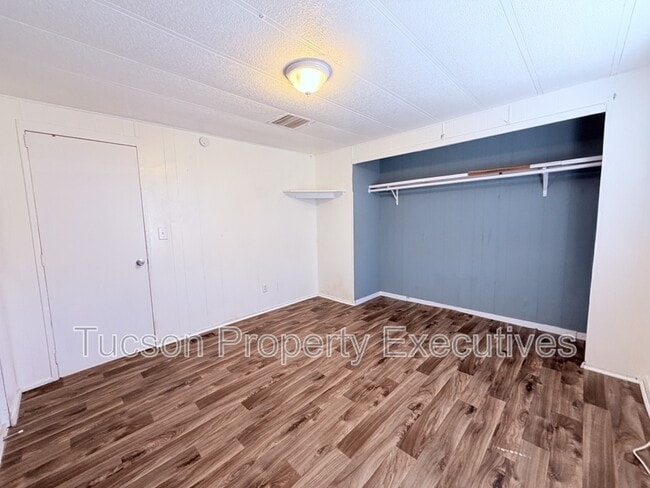Building Photo - 4580 E Rex St