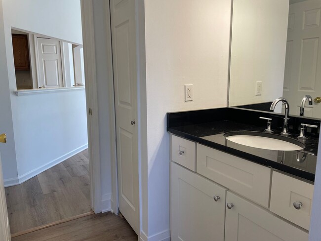 Building Photo - 2-Bedroom Duplex with full basement, 1-Car...