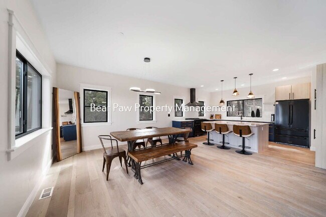 Building Photo - Gorgeous Home on Bear Mountain!