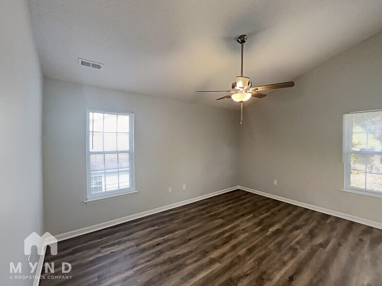 Building Photo - 6 Yorkfield Ct