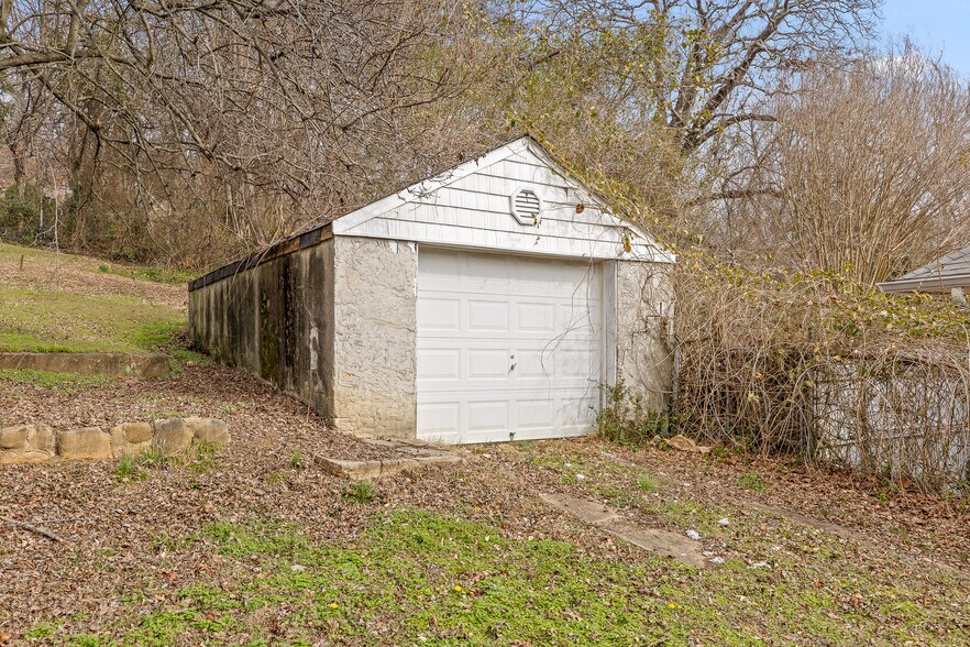 Building Photo - 419 W Bell Ave