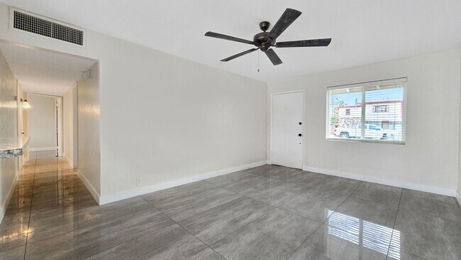 Building Photo - Gorgeous Remodel in Desirable North Central Phoenix Neighborhood