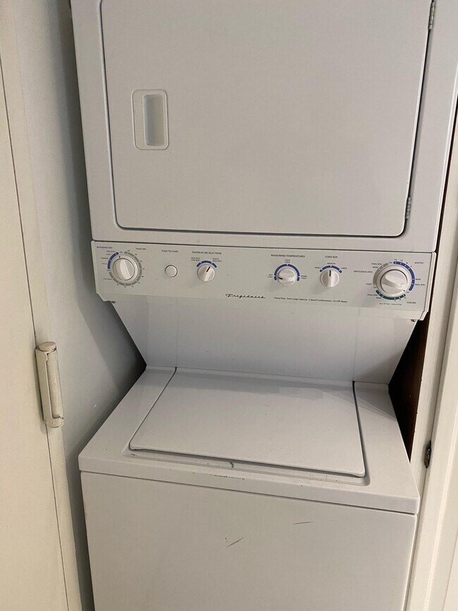 Washing Dryer in Apt - 1800 Old Meadow Rd