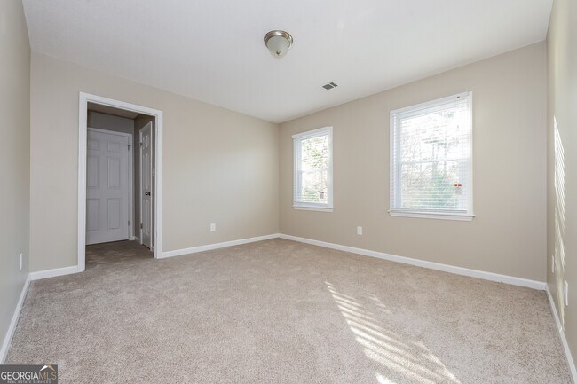 Building Photo - 65 Pine Tree Dr