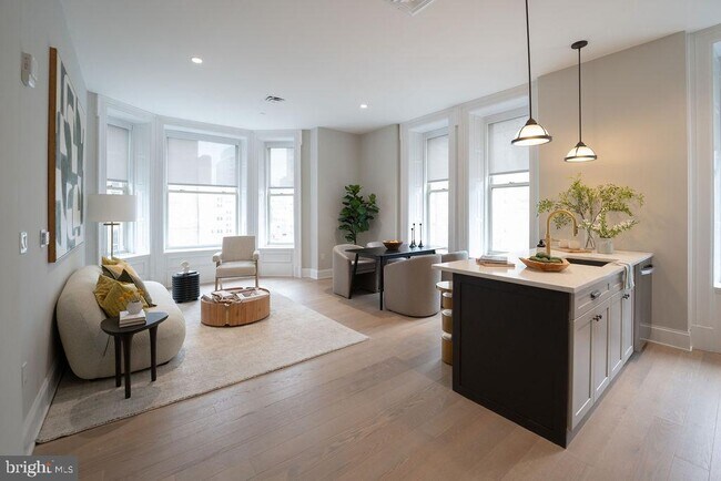 Building Photo - 200 S Broad St